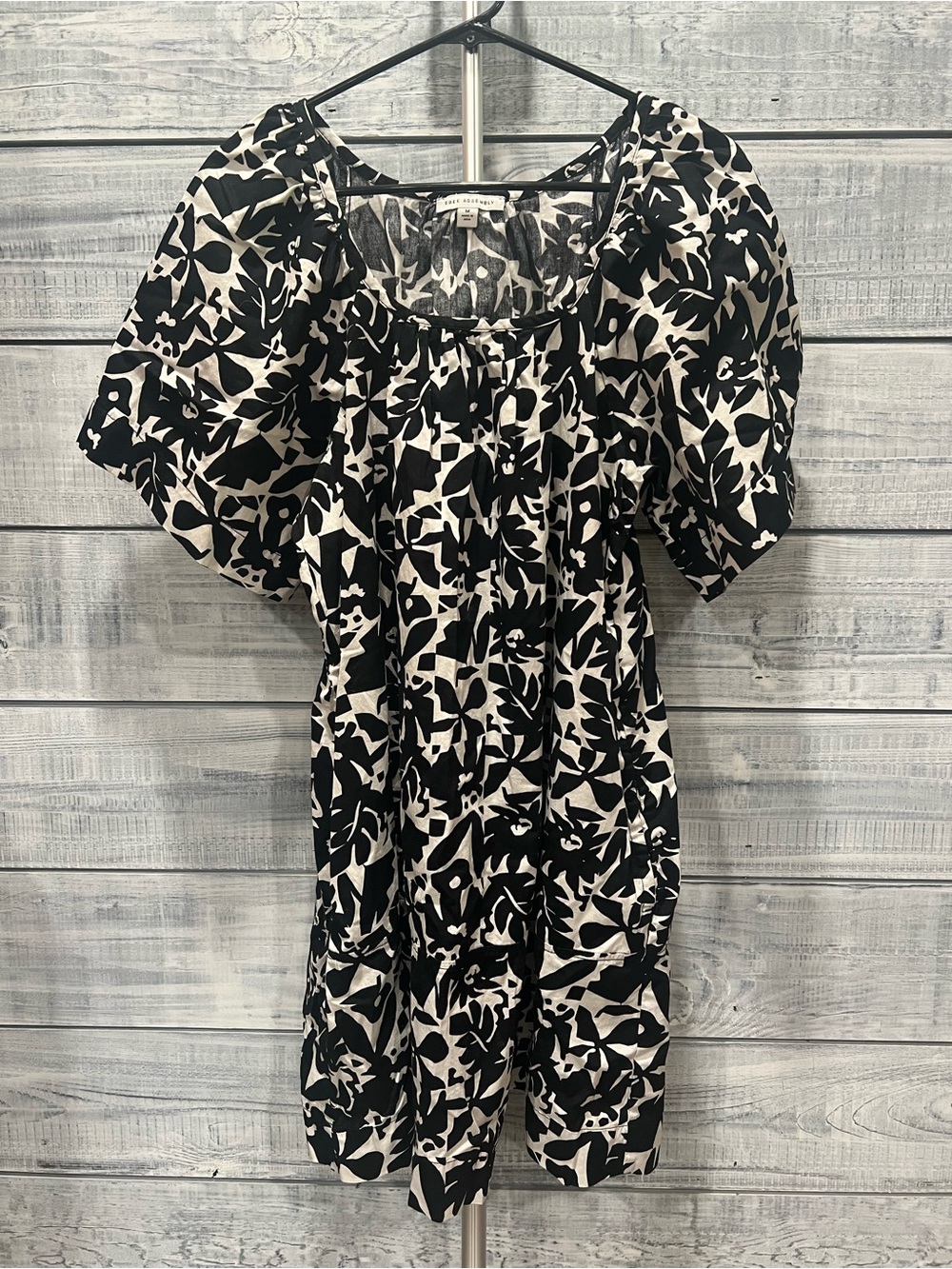 Free Assembly Black & White Floral Puff-Sleeve Women's Dress with pockets